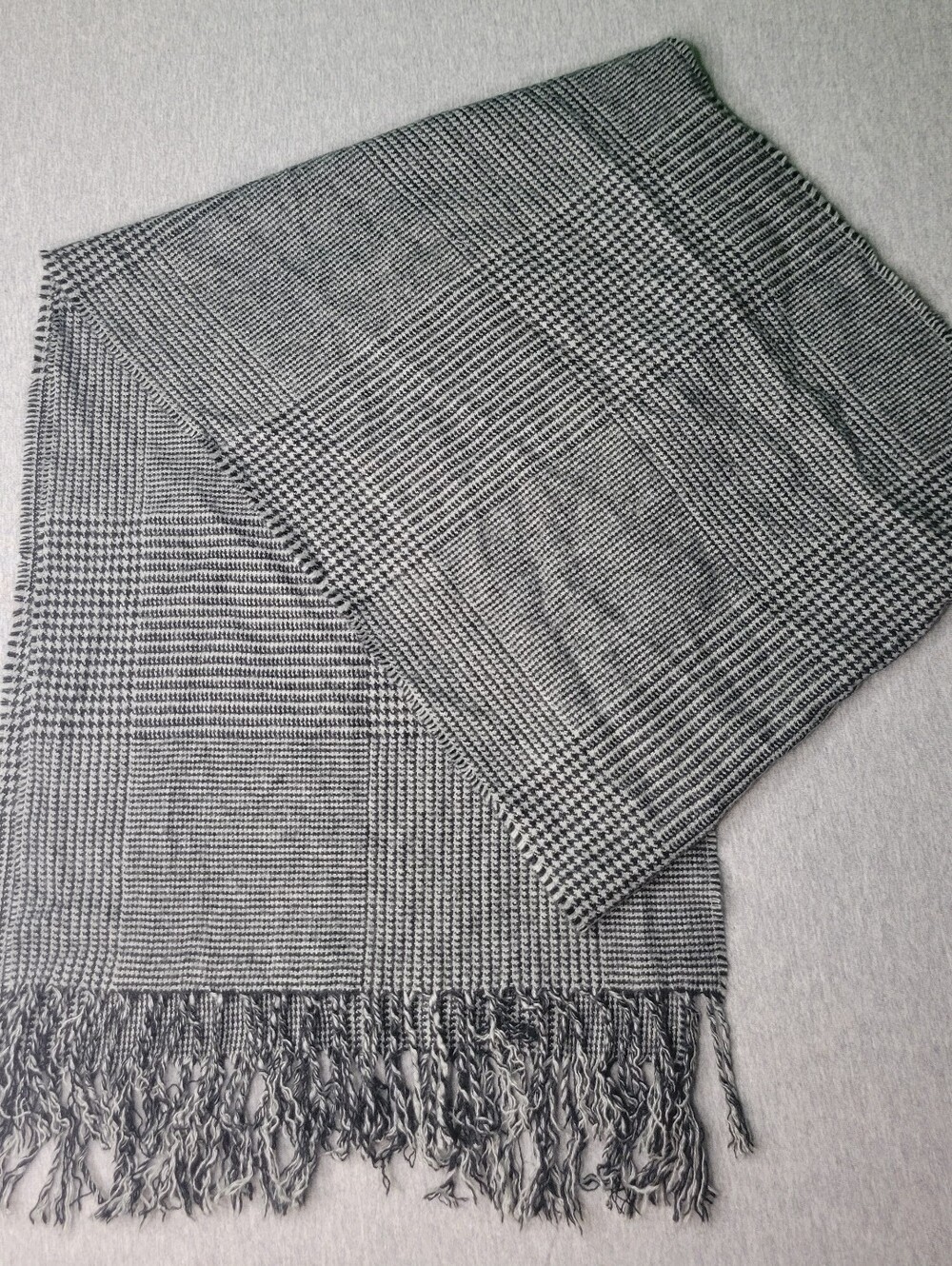 H&M Black and White Checkered Plaid Fringe Scarf Houndstooth Textile 71x14 Women